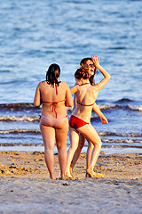 0688-slim-and-plump-hot-bikini-girls-